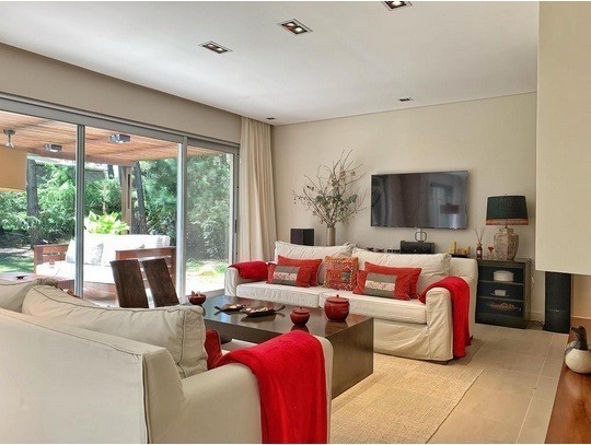 Excelente residencia en Barrio Privado en Laguna Blanca